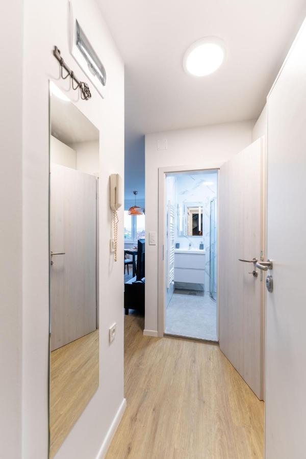 Elegant Tour As Studio Gilly With Open Views And A Balcony In The Center Ljubljana Luaran gambar