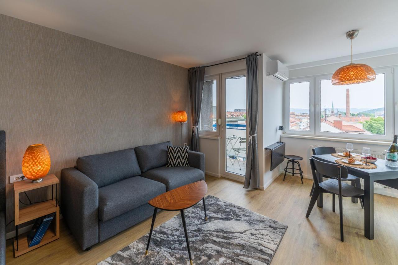 Elegant Tour As Studio Gilly With Open Views And A Balcony In The Center Ljubljana Luaran gambar