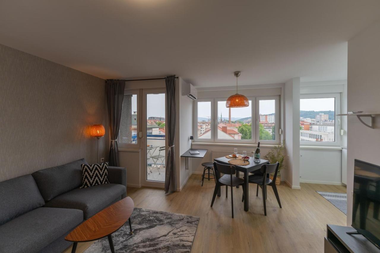 Elegant Tour As Studio Gilly With Open Views And A Balcony In The Center Ljubljana Luaran gambar