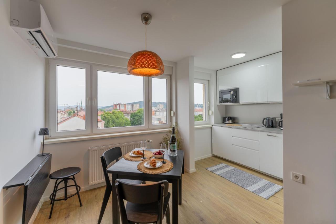 Elegant Tour As Studio Gilly With Open Views And A Balcony In The Center Ljubljana Luaran gambar