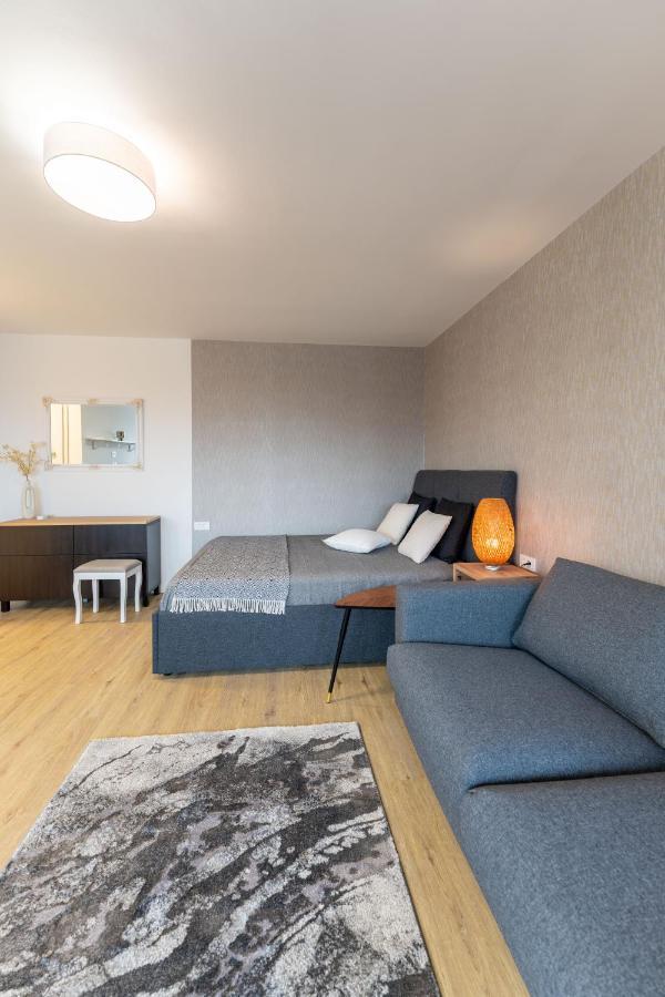 Elegant Tour As Studio Gilly With Open Views And A Balcony In The Center Ljubljana Luaran gambar
